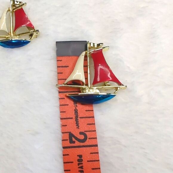 Vintage Gerry's 1980's Goldtone and Enamel Sailboat Scatter Pins/Brooches - Picture 7 of 11